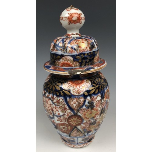 1592 - A Chinese blue and white vase, four character mark to base, 20 cm high, a blanc de chine figure, and... 