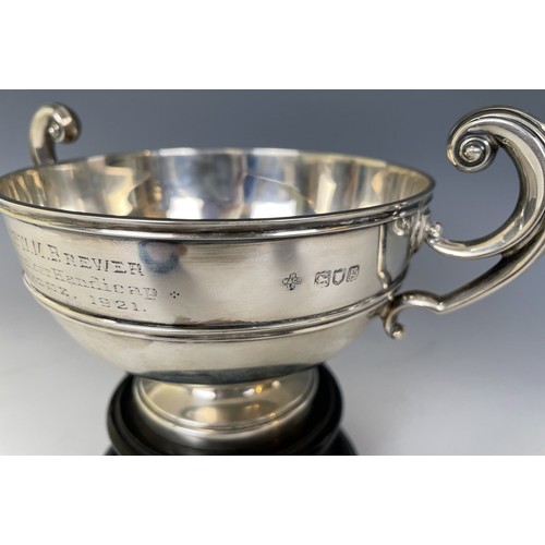 653 - An Edward VII silver trophy cup, inscribed Mr W M Brewer, Snooker Handicap 1921, London 1902, on an ... 