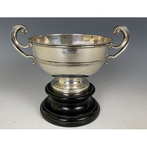 653 - An Edward VII silver trophy cup, inscribed Mr W M Brewer, Snooker Handicap 1921, London 1902, on an ... 