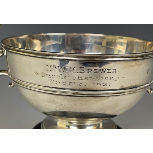 653 - An Edward VII silver trophy cup, inscribed Mr W M Brewer, Snooker Handicap 1921, London 1902, on an ... 