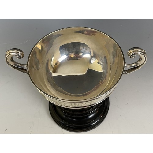 653 - An Edward VII silver trophy cup, inscribed Mr W M Brewer, Snooker Handicap 1921, London 1902, on an ... 