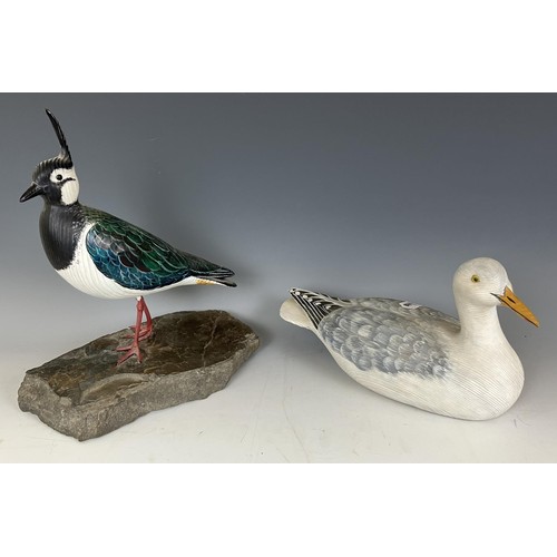 666 - A carved wood and painted duck, 17 cm wide, a puffin and four others (6)