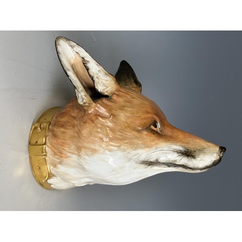 721 - A large 19th century porcelain fox head stirrup cup, probably Worcester or Derby, 17 cm high Provena... 