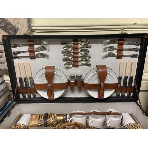 327 - A fine Drew 1909 six person picnic set, complete, fitted with a fine set of bone china cups and sauc... 