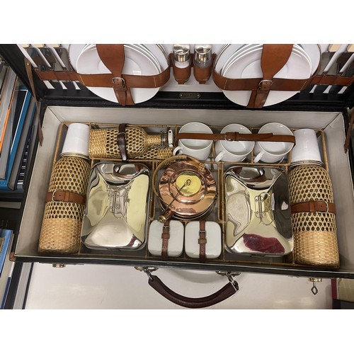 327 - A fine Drew 1909 six person picnic set, complete, fitted with a fine set of bone china cups and sauc... 