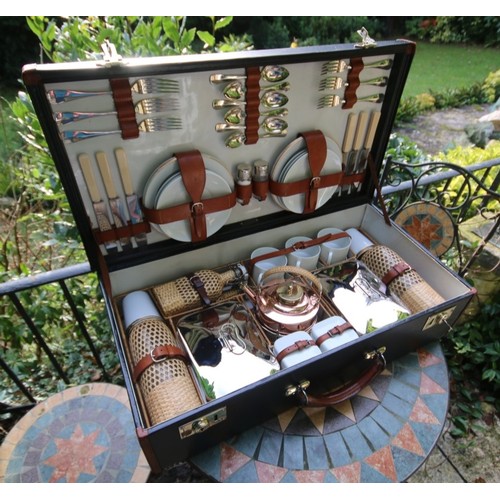 327 - A fine Drew 1909 six person picnic set, complete, fitted with a fine set of bone china cups and sauc... 