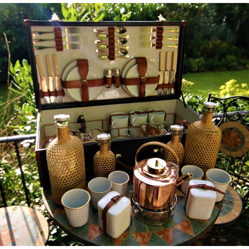 327 - A fine Drew 1909 six person picnic set, complete, fitted with a fine set of bone china cups and sauc... 