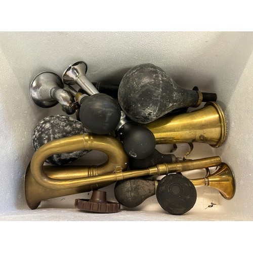 376 - A Brooks vintage seat and assorted bulb horns (box)