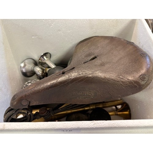 376 - A Brooks vintage seat and assorted bulb horns (box)