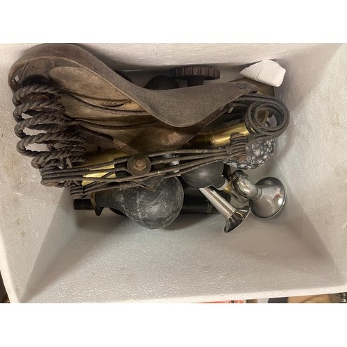 376 - A Brooks vintage seat and assorted bulb horns (box)