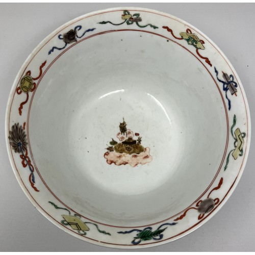 1599 - A Chinese famille verte Hundred Antiquities porcelain bowl, probaby Kangxi period, blue double circl... 