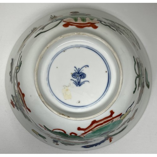 1599 - A Chinese famille verte Hundred Antiquities porcelain bowl, probaby Kangxi period, blue double circl... 