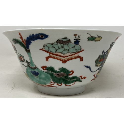 1599 - A Chinese famille verte Hundred Antiquities porcelain bowl, probaby Kangxi period, blue double circl... 