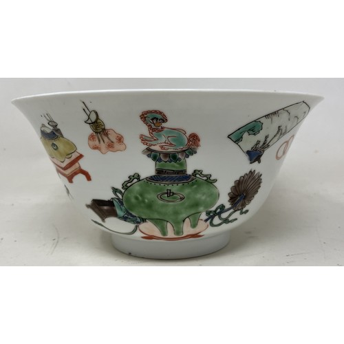 1599 - A Chinese famille verte Hundred Antiquities porcelain bowl, probaby Kangxi period, blue double circl... 