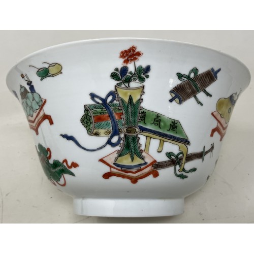 1599 - A Chinese famille verte Hundred Antiquities porcelain bowl, probaby Kangxi period, blue double circl... 