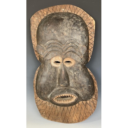 1819 - An African Cameroon type face mask, 64 x 34 cm