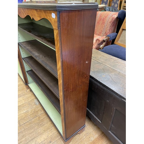 1994 - A pair of mahogany bookcases, with adjustable shelves, 123 cm high x 114 cm wide