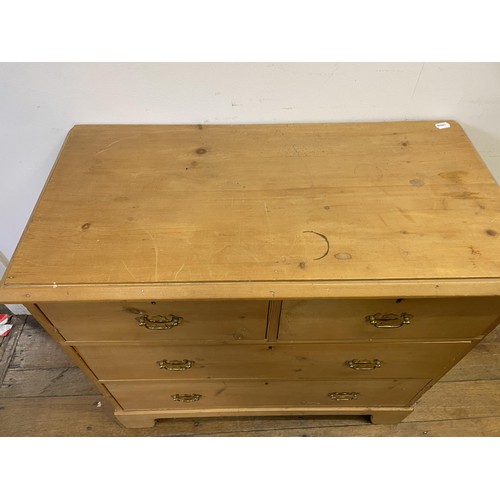 1972 - A pine chest of drawers, 91 cm wide, and an oak chest of drawers, 59 cm wide (2)