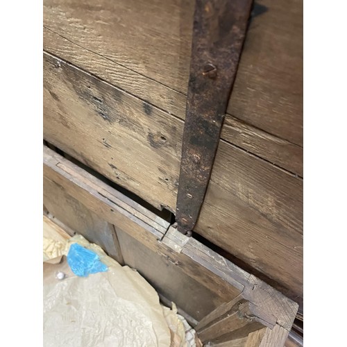 1958 - An oak coffer, 95 cm wide, a stool, and a bible box (3)