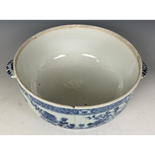 931 - A Chinese blue and white tureen and cover, 30 cm, four bowls, and an octagonal plate (box)