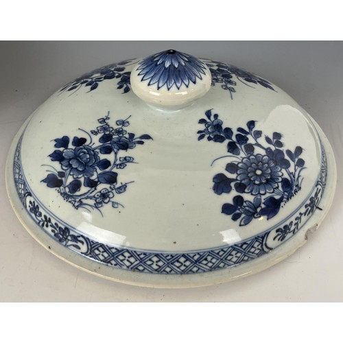 931 - A Chinese blue and white tureen and cover, 30 cm, four bowls, and an octagonal plate (box)