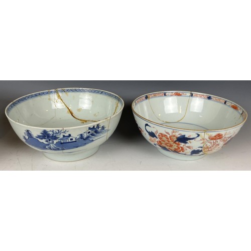 931 - A Chinese blue and white tureen and cover, 30 cm, four bowls, and an octagonal plate (box)