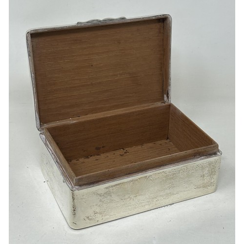 11 - A George V silver table cigarette box, Birmingham 1928, 12 cm wide