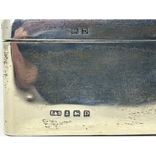 11 - A George V silver table cigarette box, Birmingham 1928, 12 cm wide