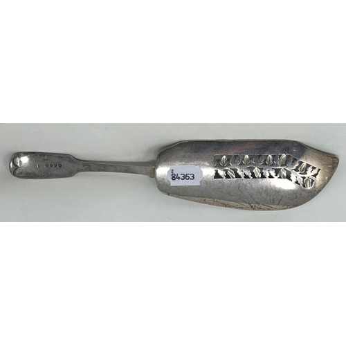 15 - A George III silver fiddle pattern fish slice, with a pierced blade, decorated acorns, London 1813, ... 