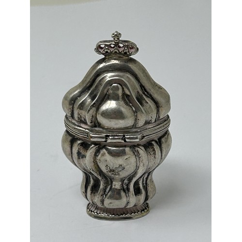 40 - A Continental silver coloured metal box and cover, probably Dutch, 32.6 g