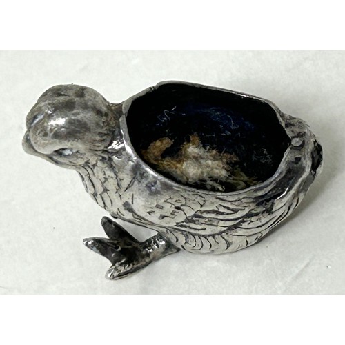 48 - A silver coloured metal novelty pin cushion, in the form of a chick, 6.6 g, 2 cm wide