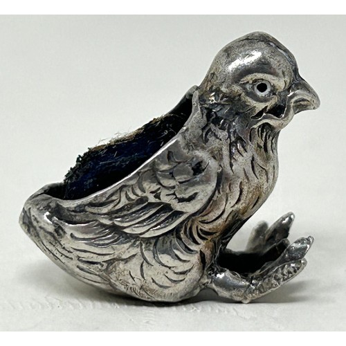 48 - A silver coloured metal novelty pin cushion, in the form of a chick, 6.6 g, 2 cm wide