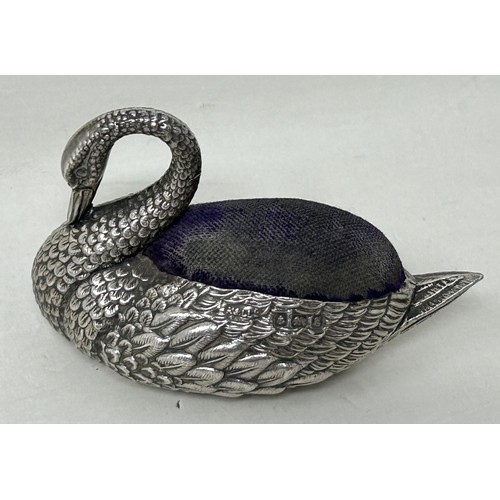 54 - An Edward VII silver novelty pin cushion, in the form of a swan, Birmingham 1906, 39 g