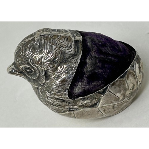 55 - An Edward VII novelty silver pin cushion, in the form of a chick, London 1906, by Sampson Mordan &am... 