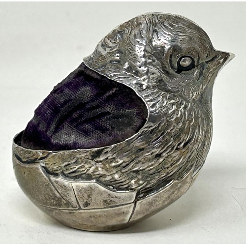 55 - An Edward VII novelty silver pin cushion, in the form of a chick, London 1906, by Sampson Mordan &am... 