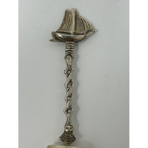 95 - A Continental silver coloured metal novelty caddy spoon, with a ship finial, 18 g