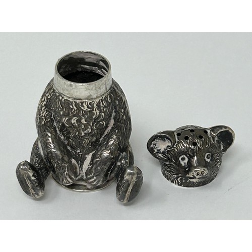 96 - An Edward VII silver novelty pepper, in the form of a teddy bear, Birmingham 1909, 8.7 g