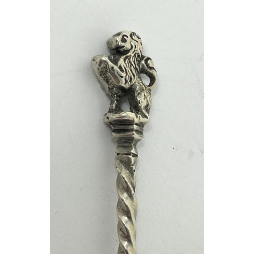 100 - A 19th century French silver spoon, with a lion finial, 30 g