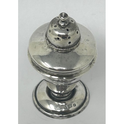 128 - An Edward VII silver pepper, Birmingham 1905, 19.4 g