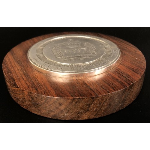 178 - A silver and mahogany paperweight, to commemorate the Queen's Silver Jubilee, 13 cm diameter