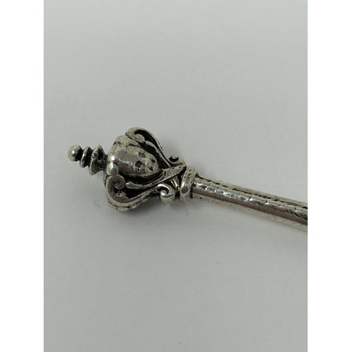 195 - A silver coloured metal caddy spoon, 4 g