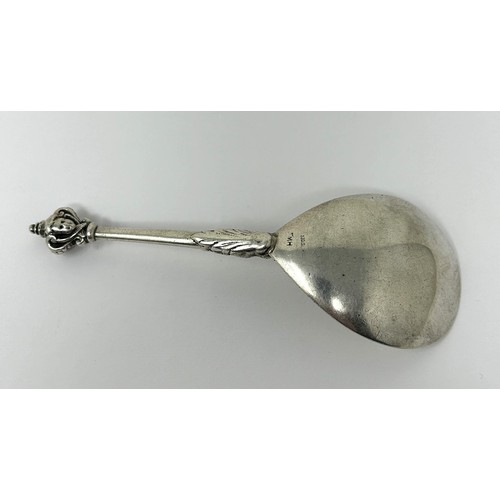 195 - A silver coloured metal caddy spoon, 4 g