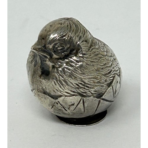 219 - A novelty silver jar and cover, in the form of a cat, 7 cm high, and a small silver chick, 2 cm high... 