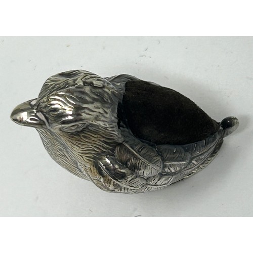 220 - An Edward VII novelty silver pin cushion, in the form of a chick, Birmingham 1906