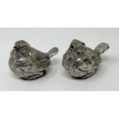 224 - A pair of Continental silver coloured metal novelty salts, in the form of chicks, 60.8 g (2)