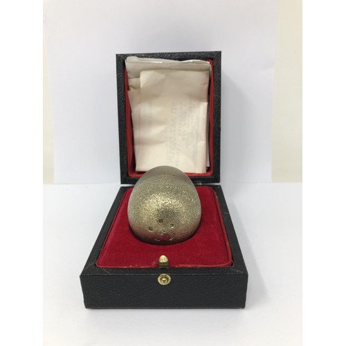 79 - A silver gilt Easter egg, by Stuart Devlin, No 161, London 1979, 4.0 ozt, cased, with receipt