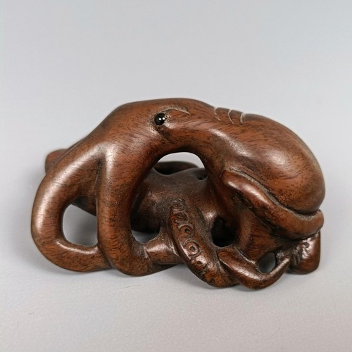 1087 - A carved wooden netsuke, in the form of an octopus, 5 cm wide and a carved wooden netsuke, in the fo... 