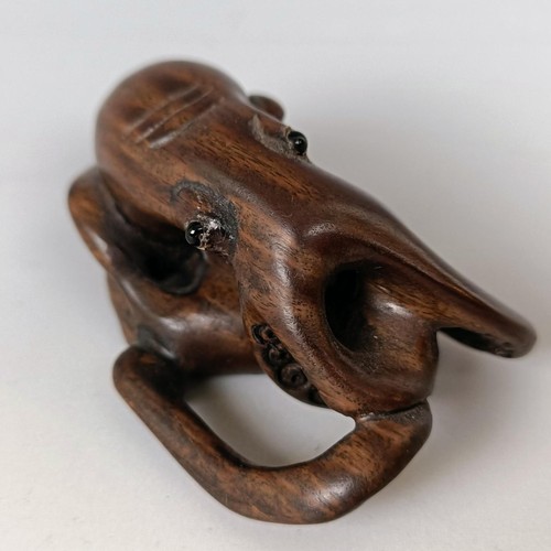 1087 - A carved wooden netsuke, in the form of an octopus, 5 cm wide and a carved wooden netsuke, in the fo... 