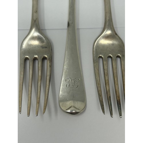 188 - A pair of George III silver Old English pattern forks, London 1784, 13 ozt, and four other forks (6)