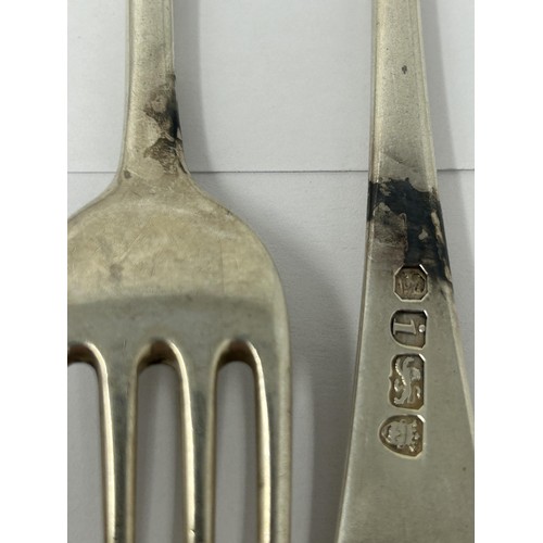 188 - A pair of George III silver Old English pattern forks, London 1784, 13 ozt, and four other forks (6)